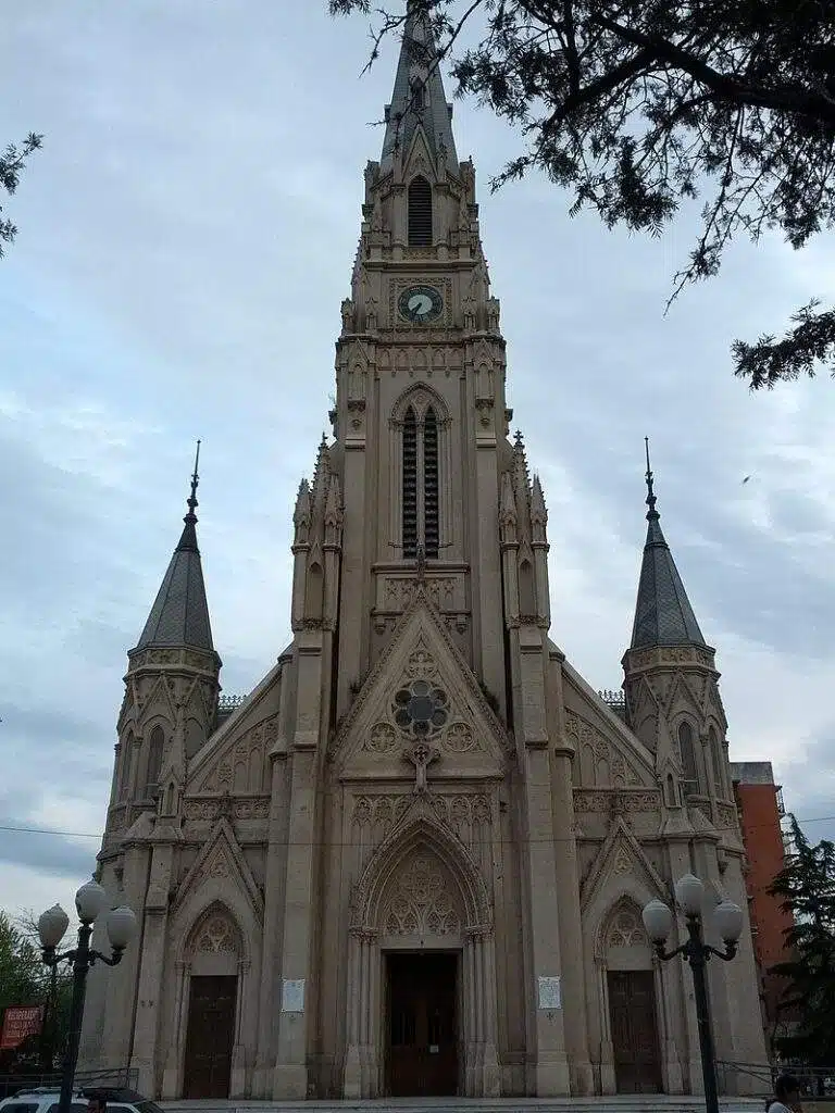 horarios de misas en Iglesia Catedral Basilica Nuestra Señora de Las Mercedes en Mercedes